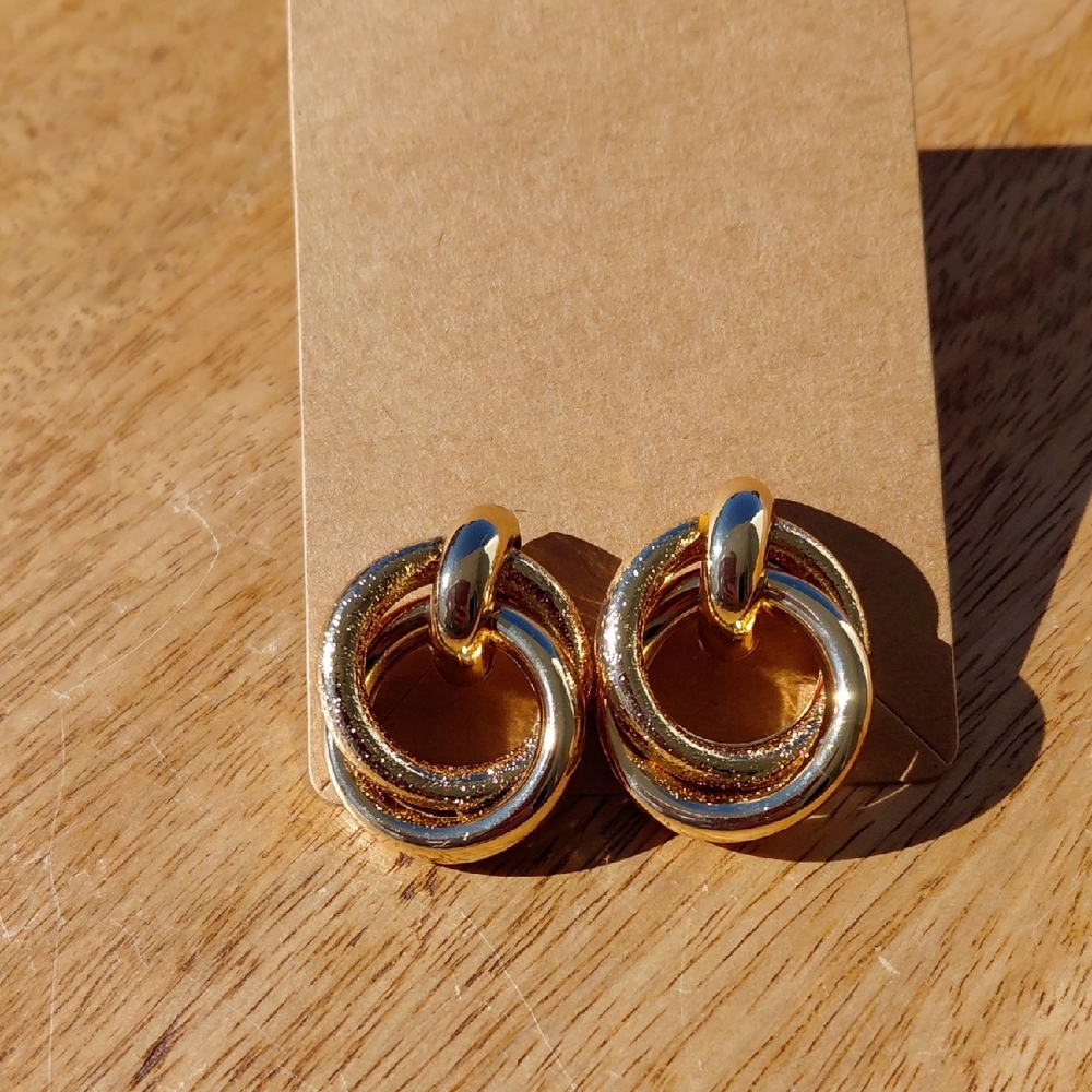 Elegant Gold Hoop Earrings